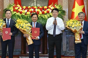 Chủ tịch nước Lương Cường trao quyết định và tặng hoa chúc mừng ba đồng chí được bổ nhiệm.