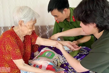Tổ công tác đến tận nhà thu mẫu sinh trắc ADN của thân nhân các liệt sĩ.