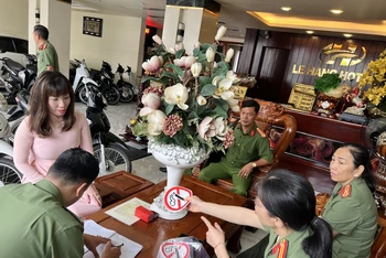 Các lực lượng chức năng kiểm tra, giám sát việc thực thi Luật PCTH của thuốc lá và xây dựng môi trường không khói thuốc lá tại một số nhà hàng, khách sạn địa bàn thành phố Long Xuyên tỉnh An Giang.