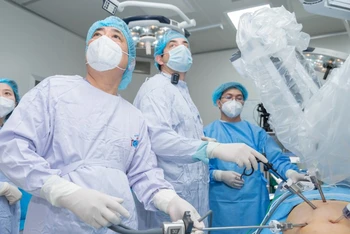 Các bác sĩ Bệnh viện K thực hiện ca phẫu thuật bằng Robot cho bệnh ung thư đường tiêu hoá.