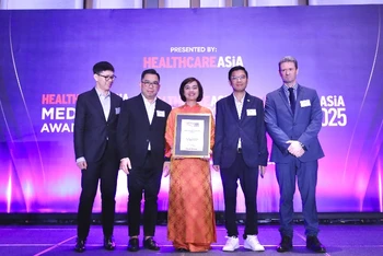 Đại diện FPT Long Châu thắng giải “Đổi mới sáng tạo của năm” tại Healthcare Asia Pharma Awards 2025.