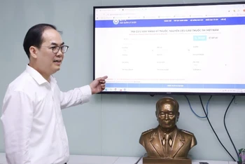 Tiến sĩ Tạ Mạnh Hùng, Phó Cục trưởng Cục Quản lý dược (Bộ Y tế) hướng dẫn người dân cách tra cứu thông tin thuốc.