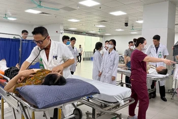 Người bệnh cấp cứu được thăm khám, phân loại ngay khi được đưa vào Bệnh viện Hữu nghị Việt Đức.