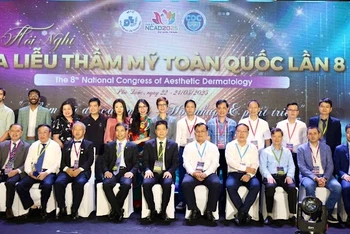 Các đại biểu trong nước và nước ngoài tại phiên khai mạc hội nghị.