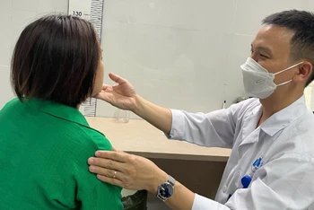 Bác sĩ Bệnh viện da liễu Trung ương tư vấn làm đẹp da cho người dân