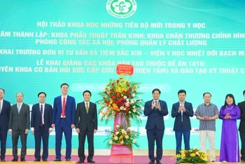 Ban Giám đốc Bệnh viện Bạch Mai chúc mừng các đơn vị nhân kỷ niệm 10 năm thành lập, (Ảnh: THẾ ANH)