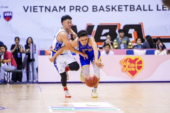 Các cầu thủ Ho Chi Minh City Wings (áo xanh) nhọc nhằn giành chiến thắng. (Ảnh: VBA)