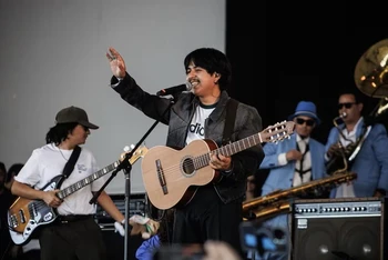 Macario Martinez hát “Suena Lindo, Corazon”