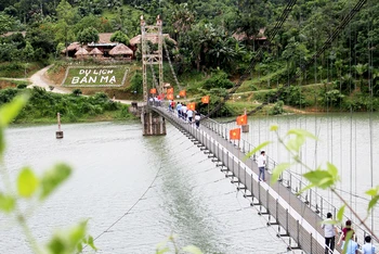 Du khách tham quan điểm du lịch cộng đồng bản Mạ ở thị trấn Thường Xuân, huyện Thường Xuân, tỉnh Thanh Hóa.