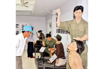 Du khách tham quan tại Trại giam tù binh Cộng sản Việt Nam-Phú Quốc.