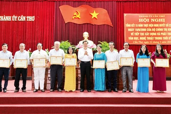 Lãnh đạo thành phố Cần Thơ tặng Bằng khen cho 10 tập thể có thành tích xuất sắc trong thực hiện Nghị quyết số 23-NQ/TW.