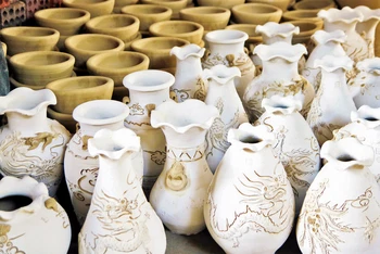 Sản phẩm gốm thô chờ đưa vào lò nung.