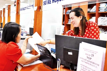 Người dân đến làm thủ tục hành chính tại bộ phận tiếp nhận một cửa ở tỉnh Bà Rịa-Vũng Tàu.