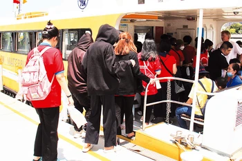 Tuyến buýt đường sông Sài Gòn Waterbus thu hút đông đảo du khách. (Ảnh THẾ ANH)