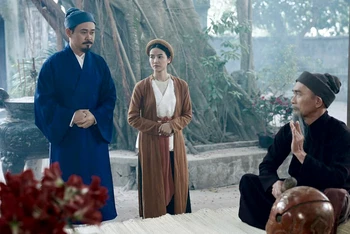 Cảnh trong phim “Hồng Hà nữ sĩ”. (Ảnh do ÐOÀN PHIM CUNG CẤP)