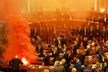 Nghị sĩ đối lập ném bom khói tại phiên họp Quốc hội Albania ở Tirana. (Ảnh REUTERS)