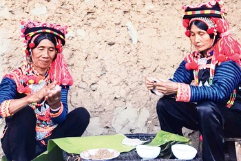 Ngày Tết, bà con Hà Nhì làm bánh dày để cúng tổ tiên, tiếp đãi khách.