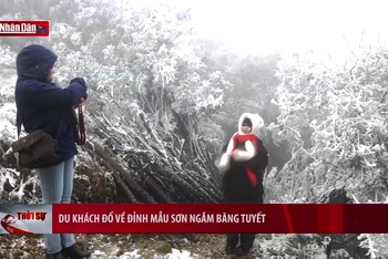 Du khách đổ về đỉnh Mẫu Sơn ngắm băng tuyết