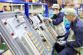 Sản xuất các thiết bị ngành điện tại Công ty cổ phần Kỹ thuật công nghiệp Á Châu (Cụm công nghiệp Quất Ðộng, huyện Thường Tín, Hà Nội). (Ảnh ÐĂNG ANH)