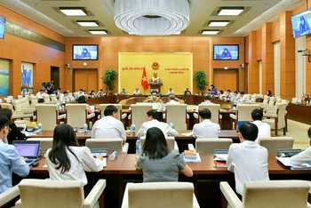 Phiên họp Ủy ban Thường vụ Quốc hội cho ý kiến về dự án Luật Tư pháp người chưa thành niên. (Ảnh DUY LINH)