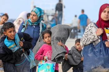 Nhiều người dân Palestine phải rời bỏ nhà cửa do xung đột. (Ảnh REUTERS)