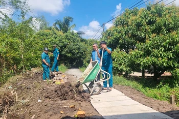 Lực lượng tại chỗ xã Ðồng Phú, huyện Long Hồ, tỉnh Vĩnh Long gia cố lại điểm sạt lở xảy ra vào đêm 5/10/2024.