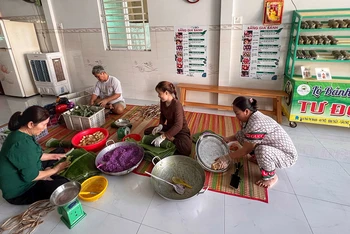 Bà Tư Ðẹp (ngoài cùng bên trái) cùng gia đình kế thừa và phát triển nghề làm bánh tét hơn 50 năm qua tại Cần Thơ.