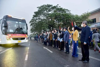 Lãnh đạo Tổng Liên đoàn lao động Việt Nam và TP Hà Nội tiễn công nhân, lao động về quê ăn Tết ( Ảnh minh hoạ)