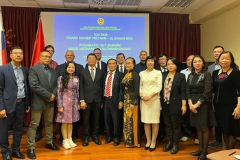 Các đại biểu chụp ảnh kỷ niệm tại Tọa đàm (Ảnh: Đại sứ quán Việt Nam tại Slovakia cung cấp)