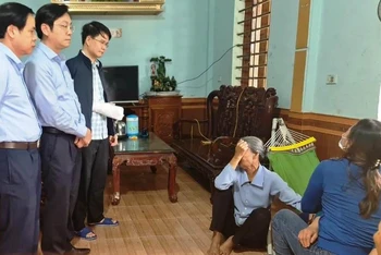 Lãnh đạo huyện Cẩm Xuyên đến thăm hỏi, động viên thân nhân các thuyền viên. (Ảnh: Lê Minh)