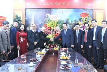 Phó Bí thư Thành ủy Hà Nội Nguyễn Văn Phong tặng hoa chúc mừng Ủy ban Đoàn kết Công giáo Việt Nam Thành phố Hà Nội.