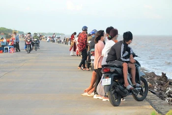 Khách tham quan, ngắm biển tại khu du lịch biển Tân Thành.