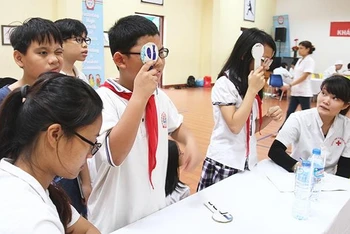Khám sức khoẻ cho học sinh tại trường học. (Ảnh minh hoạ: KHIẾU MINH)