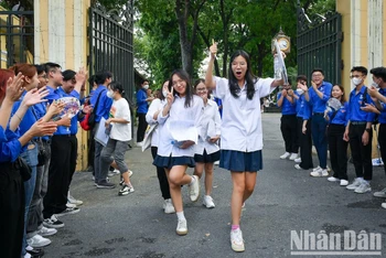 Thí sinh vui tươi rời khỏi trường thi sau khi hoàn thành bài thi Toán. (Ảnh: THÀNH ĐẠT)