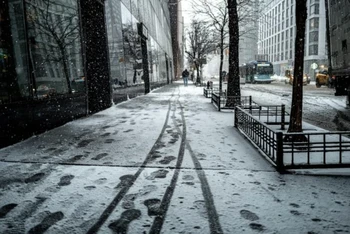Tuyết rơi liên tục suốt nhiều giờ tại New York. (Nguồn: ABC News)