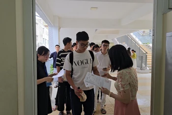 Trong thời gian nghỉ hè, giáo viên tham gia đào tạo, bồi dưỡng theo yêu cầu của vị trí việc làm, tham gia công tác thi tốt nghiệp trung học phổ thông, tuyển sinh khi cơ quan có thẩm quyền triệu tập. (Ảnh: tại Kỳ thi tốt nghiệp THPT năm 2024)