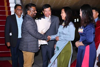 Lễ đón Tổng thống nước Cộng hòa Xã hội Chủ nghĩa Dân chủ Sri Lanka Anura Kumara Dissanayaka tại sân bay quốc tế Nội Bài. (Ảnh: TTXVN)