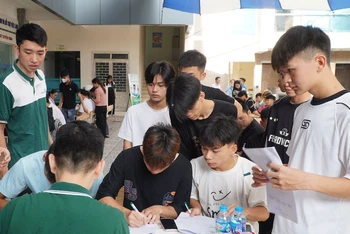 Sinh viên, học sinh nhập học tại Trường cao đẳng Cơ điện Hà Nội năm học 2024-2025 (Ảnh minh họa)