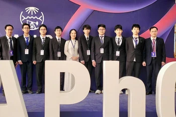 Từ trái qua phải ảnh: PGS,TS Đặng Đức Vượng - Phó Trưởng đoàn; Trần Lê Thiện Nhân, Lý Bá Khôi, Trần Trung Hiếu, Nguyễn Ngọc Phương Anh, Nguyễn Công Vinh, Trương Đức Dũng, Phan Quang Triết, Nguyễn Thế Quân; GS,TS Lục Huy Hoàng- Trưởng đoàn.