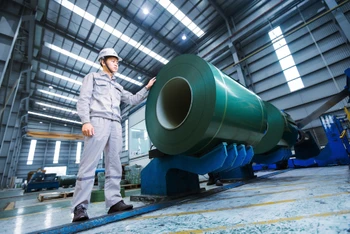 Dây chuyền sản xuất tôn màu tại nhà máy của Tập đoàn Hoà Phát. (Ảnh: NGUYỄN NGHI)