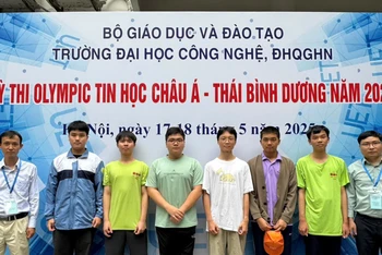 Từ trái sang phải ảnh: Thầy Đỗ Phan Thuận (Phó Trưởng đoàn); Nguyễn Huy Phong, Ninh Quang Thắng, Lê Kiến Thành, Nguyễn Xuân Chí Thanh, Nguyễn Bùi Đức Dũng, Đặng Huy Hậu, thầy Đỗ Đức Đông (Trưởng đoàn)