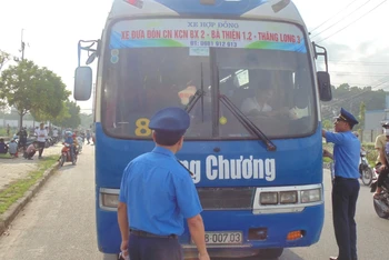 Thanh tra giao thông Vĩnh Phúc kiểm tra xe hợp đồng đưa, đón công nhân.