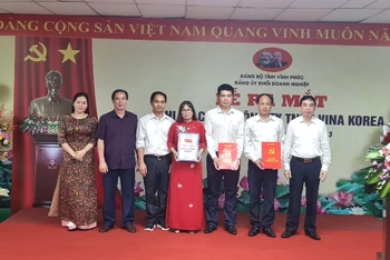 Lãnh đạo Tỉnh ủy và Đảng ủy Khối Doanh nghiệp trao quyết định thành lập Chi bộ cơ sở.