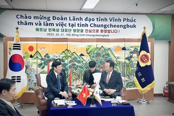 Ông Hwang Young Ho, Chủ tịch Hội đồng tỉnh Chungcheongbuk, tiếp Đoàn công tác tỉnh Vĩnh Phúc.