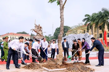 Bí thư Tỉnh ủy Hoàng Thị Thúy Lan cùng các đại biểu trồng cây tại huyện Lập Thạch.