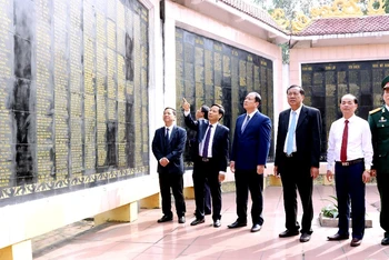 Lãnh đạo huyện thăm viếng Nghĩa trang liệt sĩ huyện. (Ảnh do huyện cung cấp)