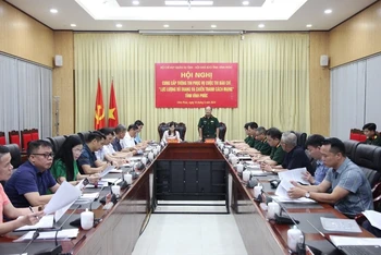 Đại tá Hoàng Nam Chung, Chính ủy Bộ Chỉ huy Quân sự tỉnh Vĩnh Phúc trao đổi thông tin về cuộc thi báo chí.
