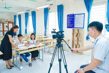 Thí sinh bị gãy tay được hỗ trợ tại Hội đồng coi thi Trường THPT Đồng Đậu (huyện Yên Lạc).