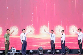 Lãnh đạo tỉnh Vĩnh Phúc thực hiện nghi thức phát động phong trào thi đua.
