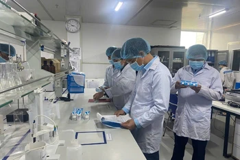 Đoàn công tác Sở Y tế kiểm tra, hậu kiểm tại Công ty TNHH Chăm sóc sức khỏe châu Âu (thành phố Vĩnh Yên).